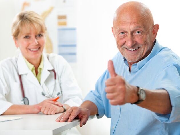 un home está satisfeito co nomeamento de pílulas para a prostatite