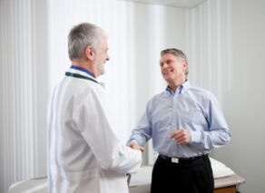 médico e paciente satisfeito curaron a prostatite