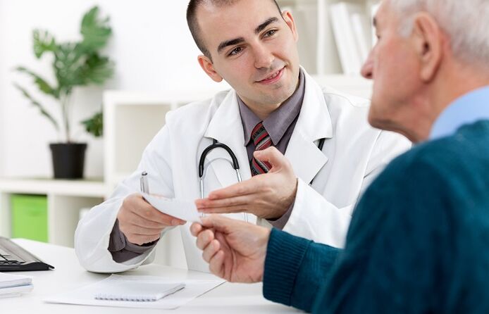 médico prescribe medicamentos para a prostatite
