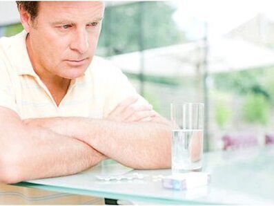 Un home ancián está sendo tratado por prostatite